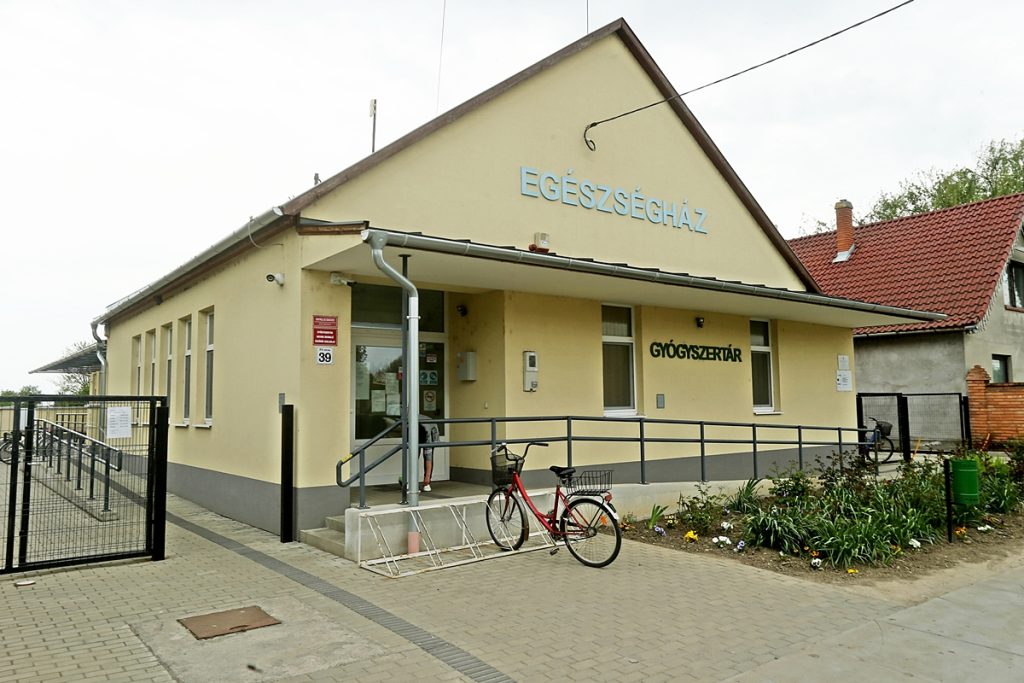 Egészségház(Orvosi rendelú, gyógyszertár)